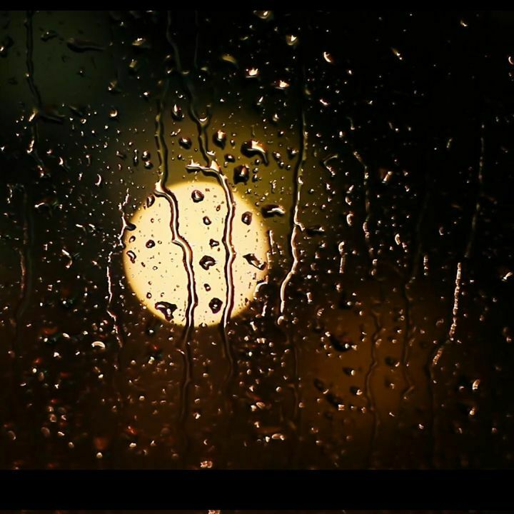 ماه پشت شیشه پنجره